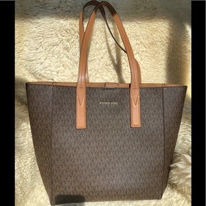 Micheal Kors Monogram Tote Bag 💯 Authentic